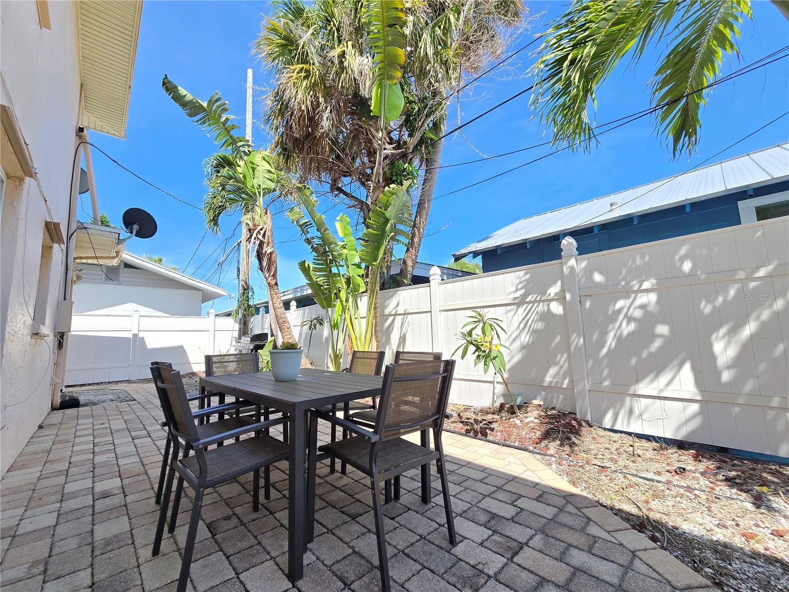 TROPICAL BREEZE CONDO - Residential