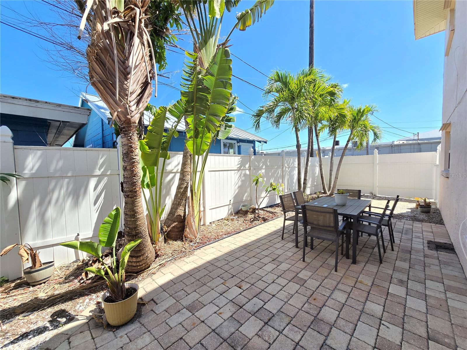 TROPICAL BREEZE CONDO - Residential