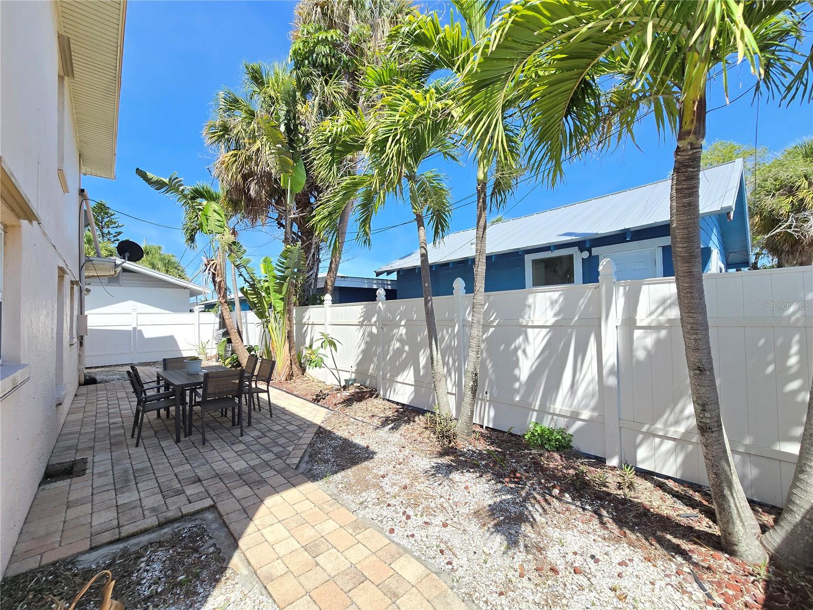 TROPICAL BREEZE CONDO - Residential