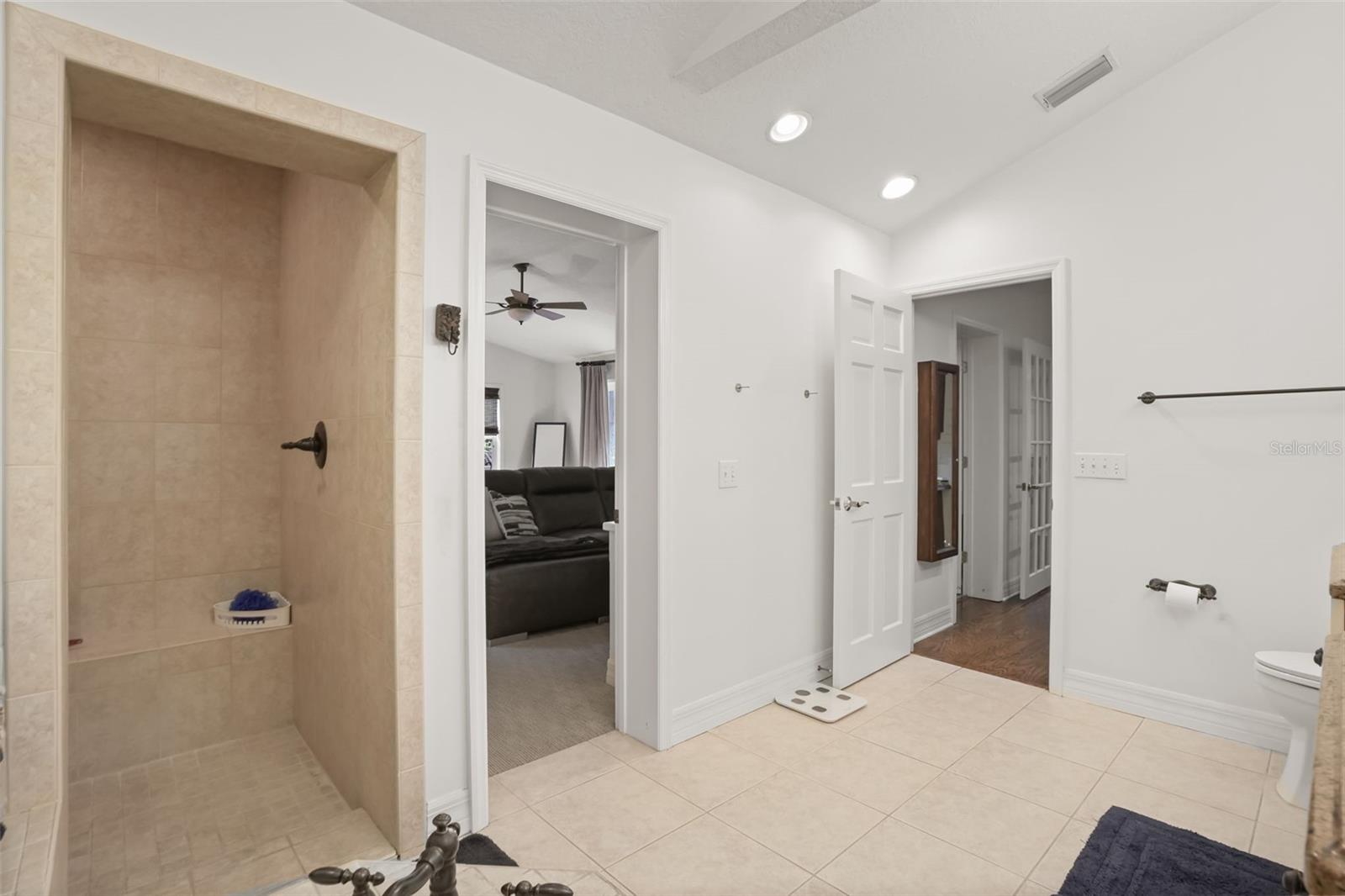 HOLLIEANNA SHORES - Residential