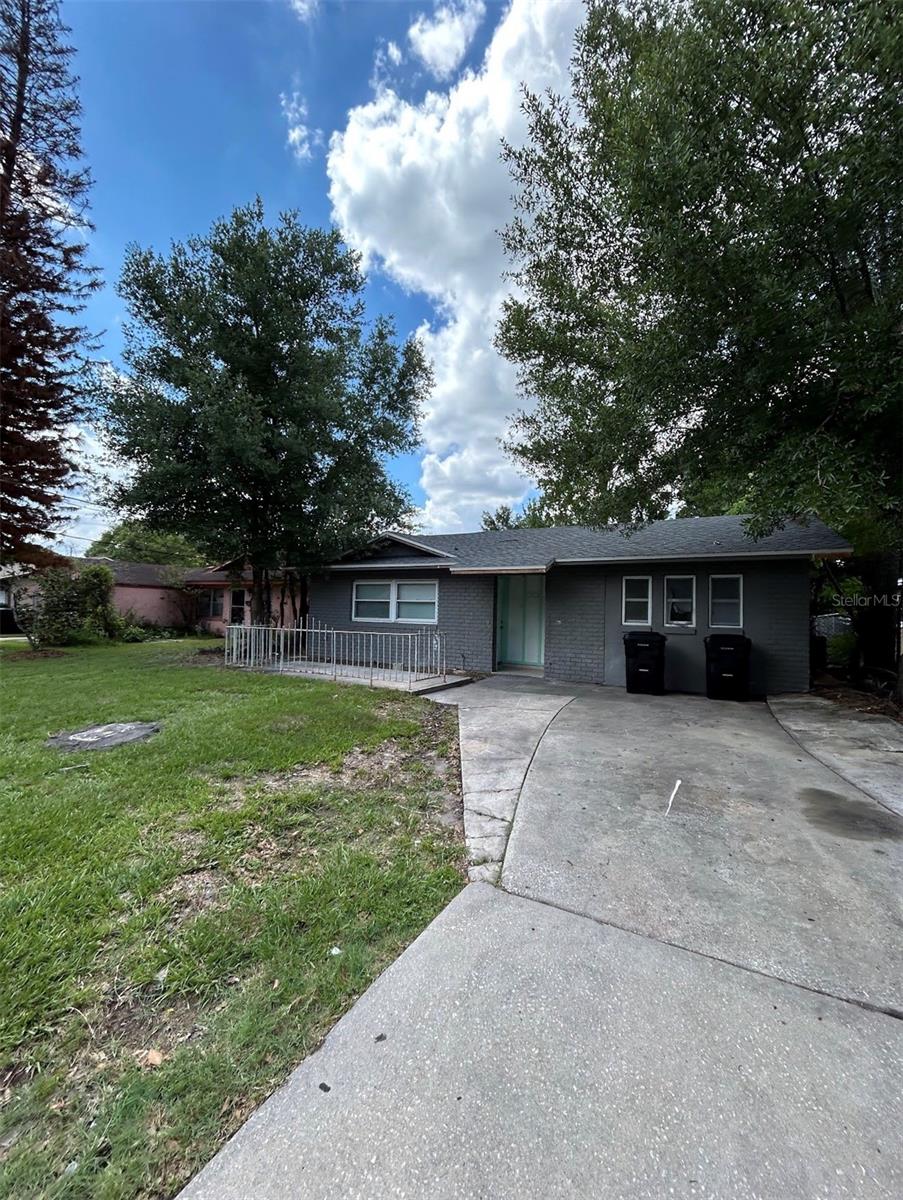 Casa disponível para aluguel em Pine Hills, com localização prática e próxima a supermercados, lojas, escolas, farmácias e muito mais.

? Uma ótima opção para quem busca conforto e praticidade no dia a dia.

?? Entre em contato para mais informações ou para agendar uma visita.