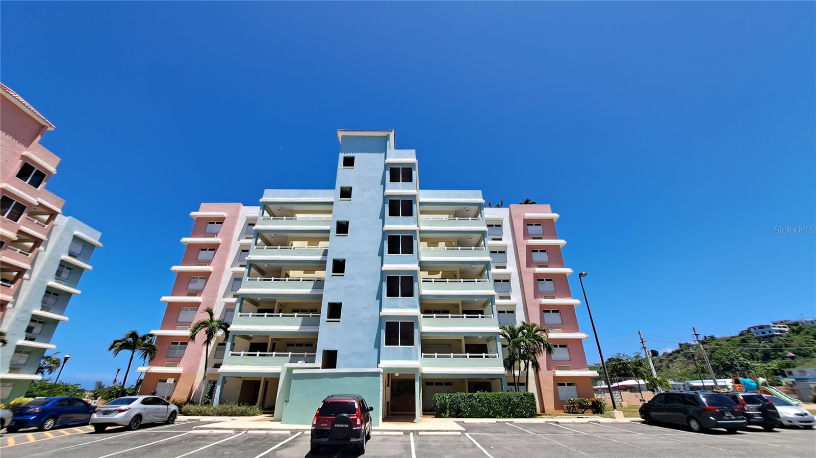 Excellent apartment beach front, consists of three large and bright bedrooms, two modern bathrooms, an island kitchen equipped with high-end appliances and a cozy and spacious living room. Spacious Balcony provides a panoramic view overlooking the sea, surrounded by lush vegetation and with the sun shining in the blue sky.
This spacious apartment has everything you need and more. Imagine waking up every morning with the sea breeze caressing your face and enjoying your coffee on the balcony with endless views of the sea.
It consists of recreational facilities such as: a basketball court, a tennis court, a soccer field and a large crystal-clear swimming pool.
In addition, this place has all the amenities you need for an active and fun life. With facilities for children, convenient parking and a privileged location near recognized attractions on the coast, this is the place where your dreams come true!
Don't miss the opportunity to live the life you deserve! Contact us today to learn more about this incredible apartment! Your Paradise awaits you.