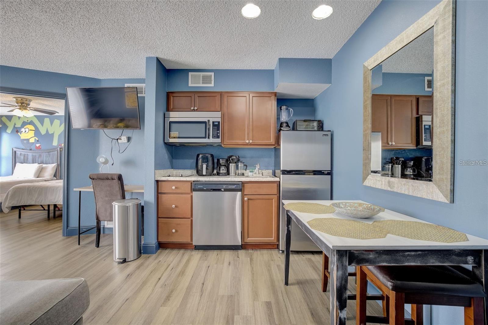 PARKWAY PALMS RESORT MAINGATE CONDO - Residential