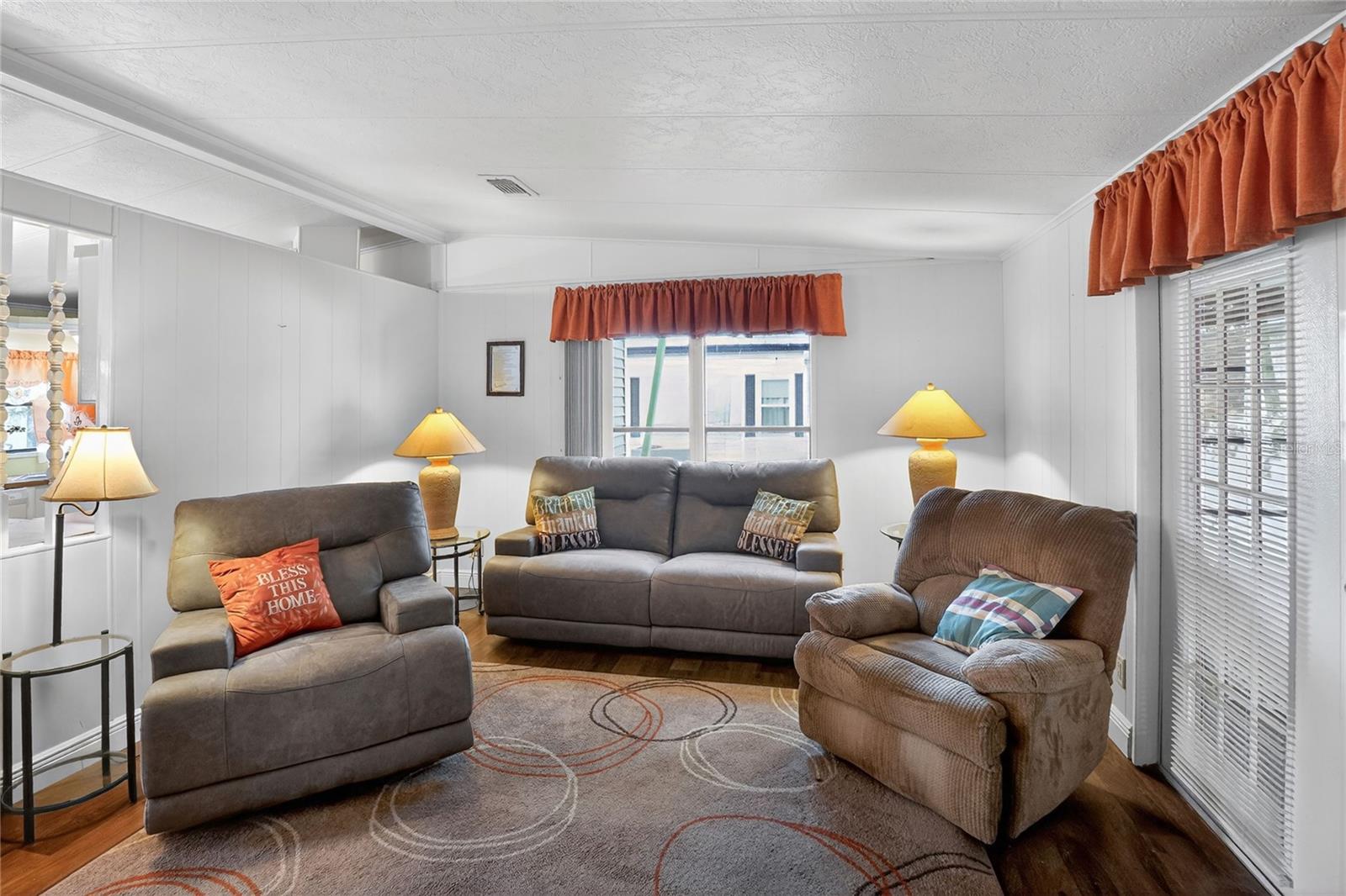 FLORAL LAKES - Residential