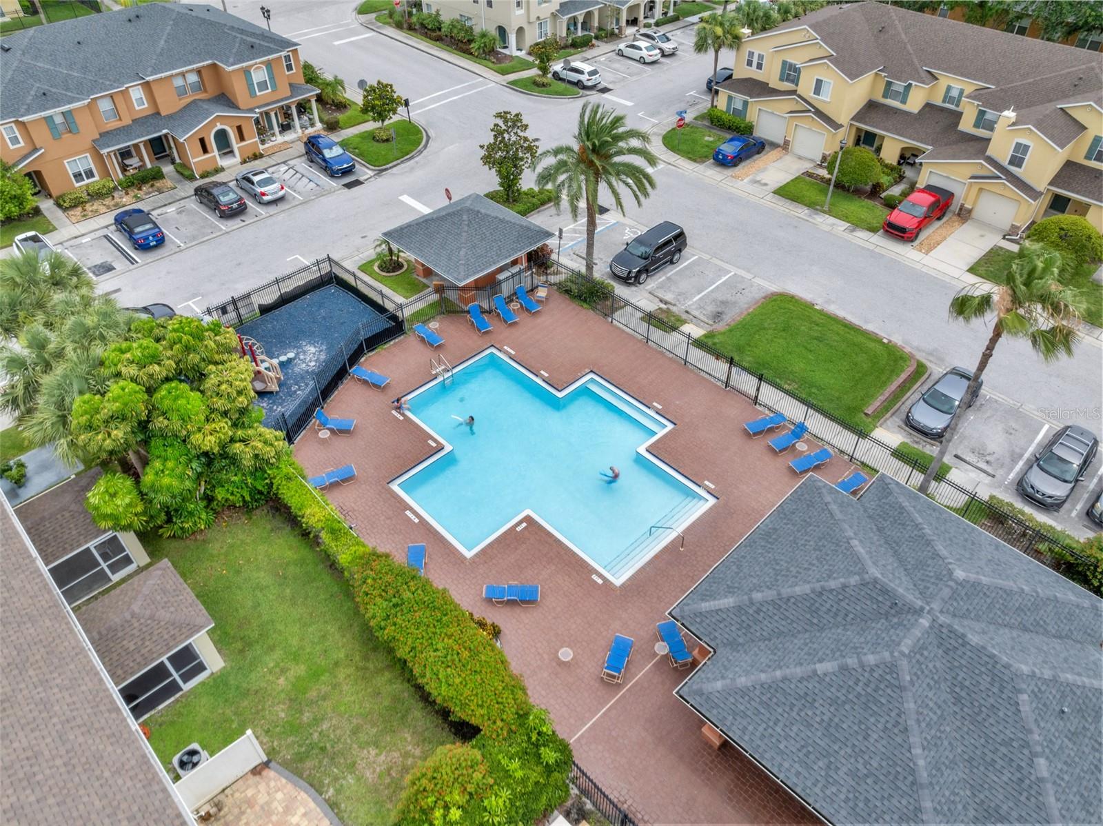 SUNSET POINTE TWNHMS - Residential