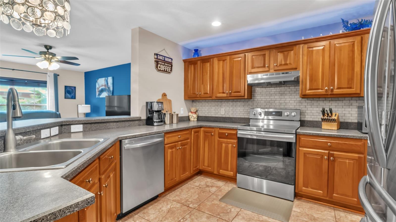 SUNSET POINTE TWNHMS - Residential