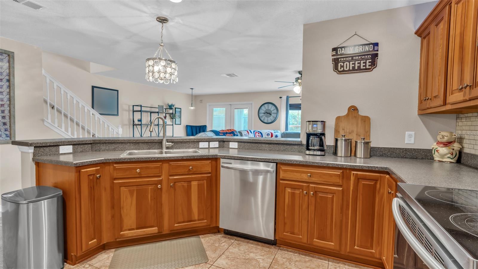 SUNSET POINTE TWNHMS - Residential