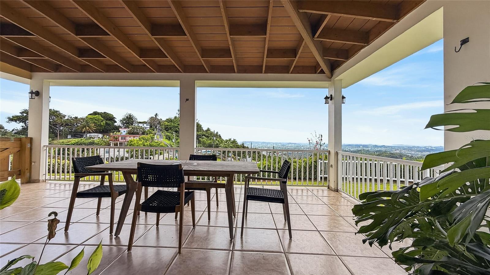 ALTOS DE CAMARONES - Residential