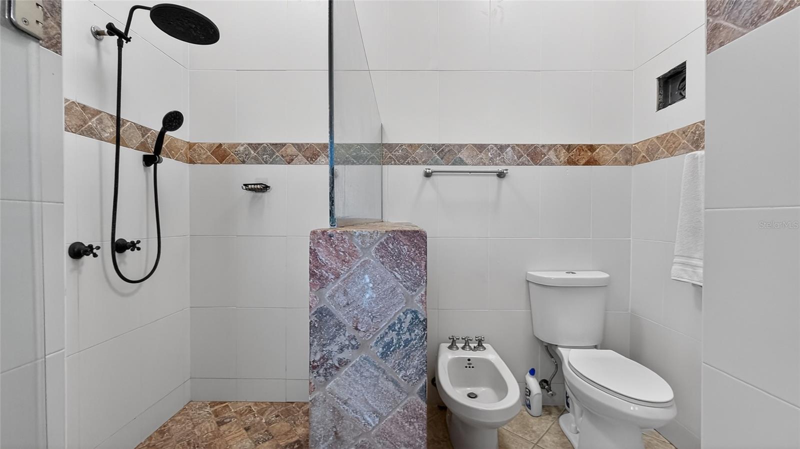 ALTOS DE CAMARONES - Residential
