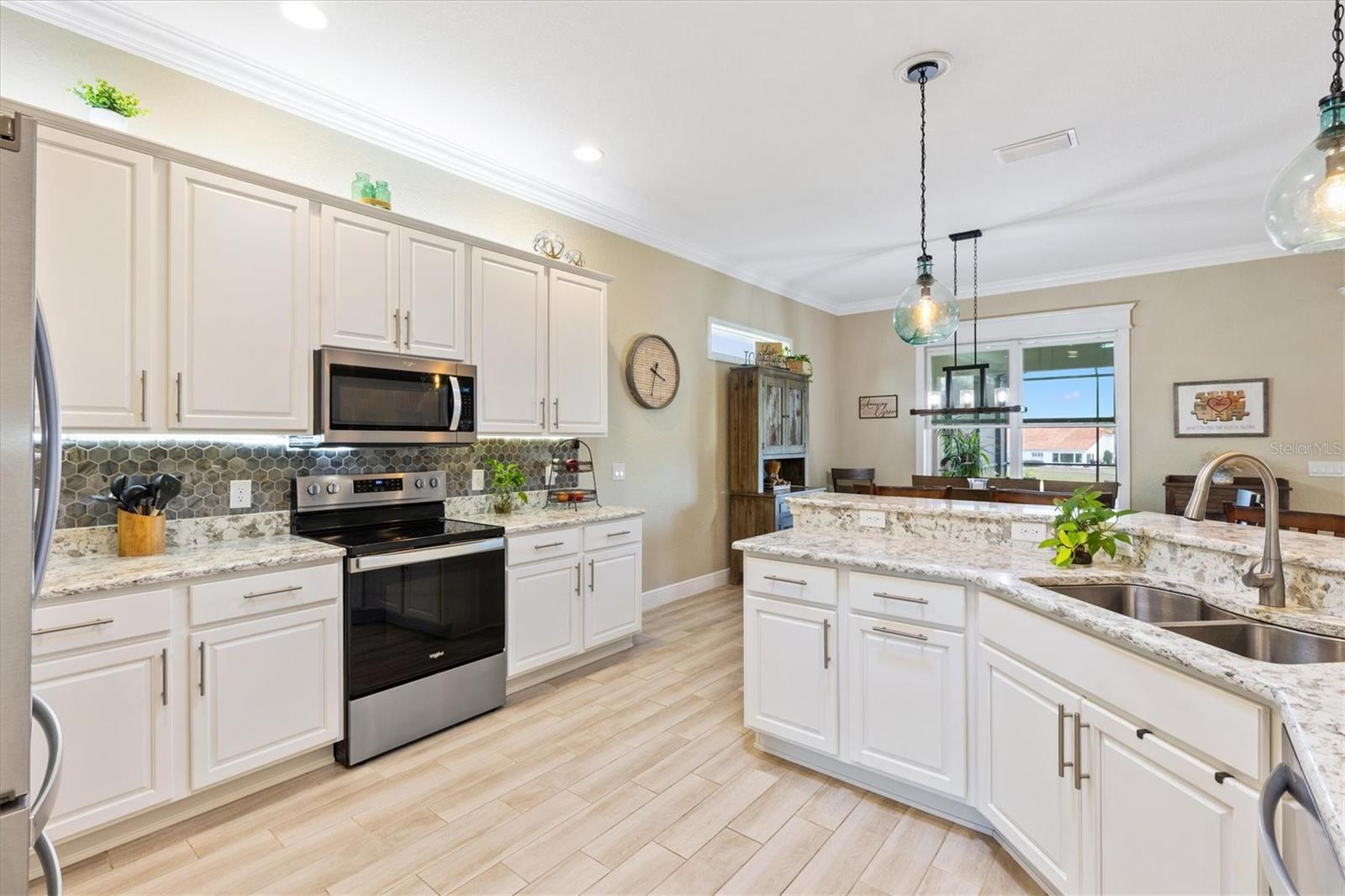 LAKESIDE LANDINGS THE ENCLAVE - Residential