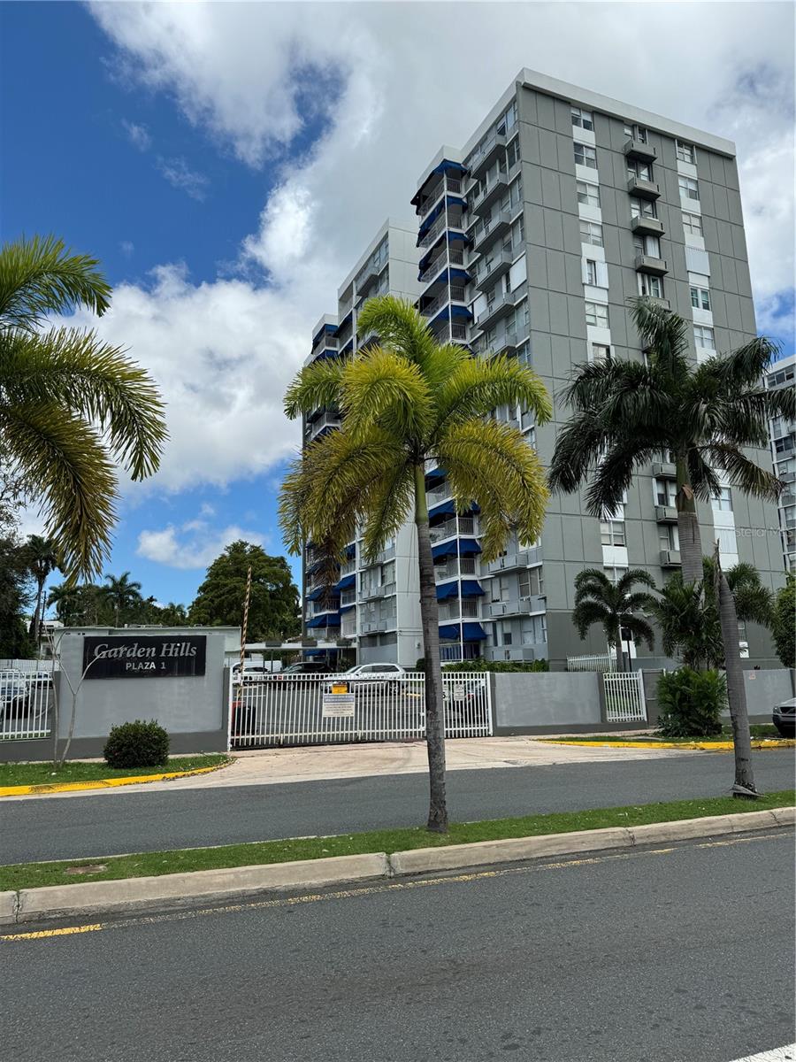Ground-level apartment nestled in the heart of Guaynabo, within a highly central area. This unit offers 3 bedrooms, 2 bathrooms, and 1 parking space. Enjoy exclusive amenities including a swimming pool and playground. Additionally, it's conveniently located just steps away from malls and restaurants.