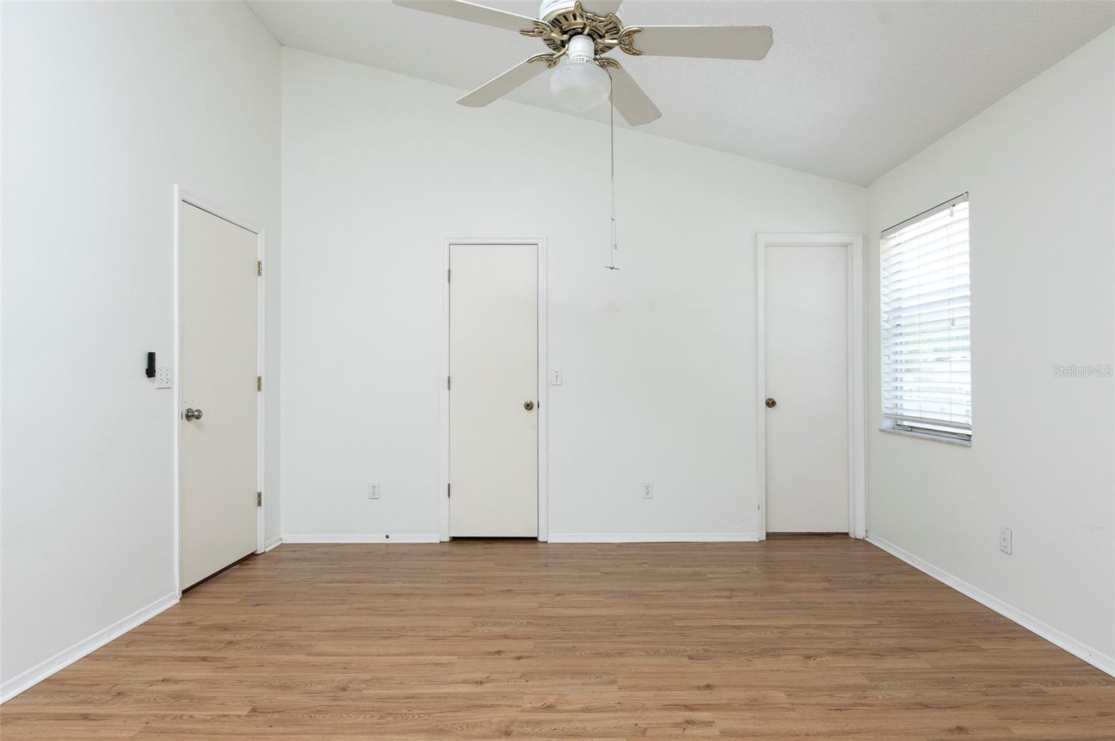 LE CLARE SHORES - Residential Lease