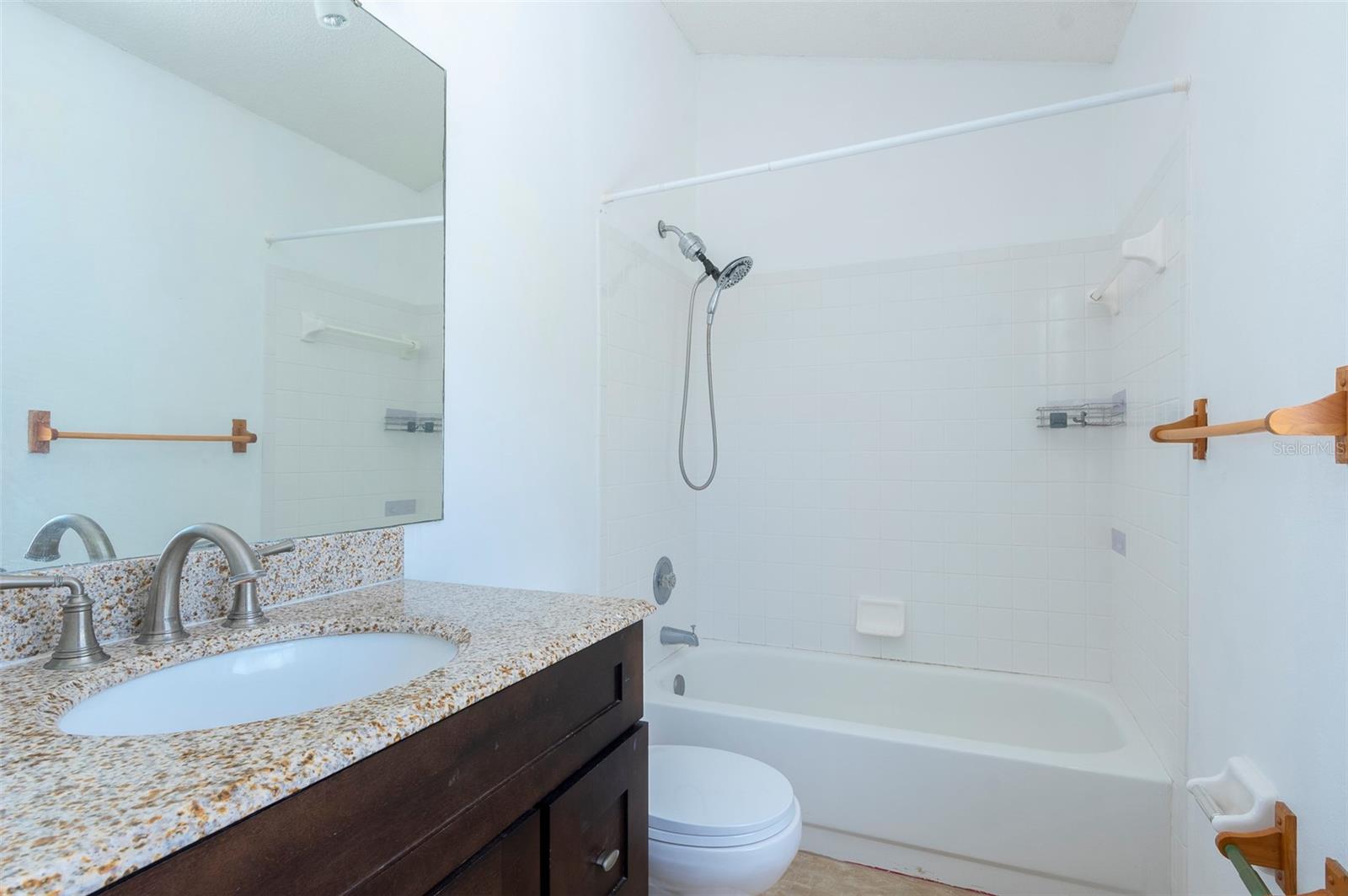 LE CLARE SHORES - Residential Lease