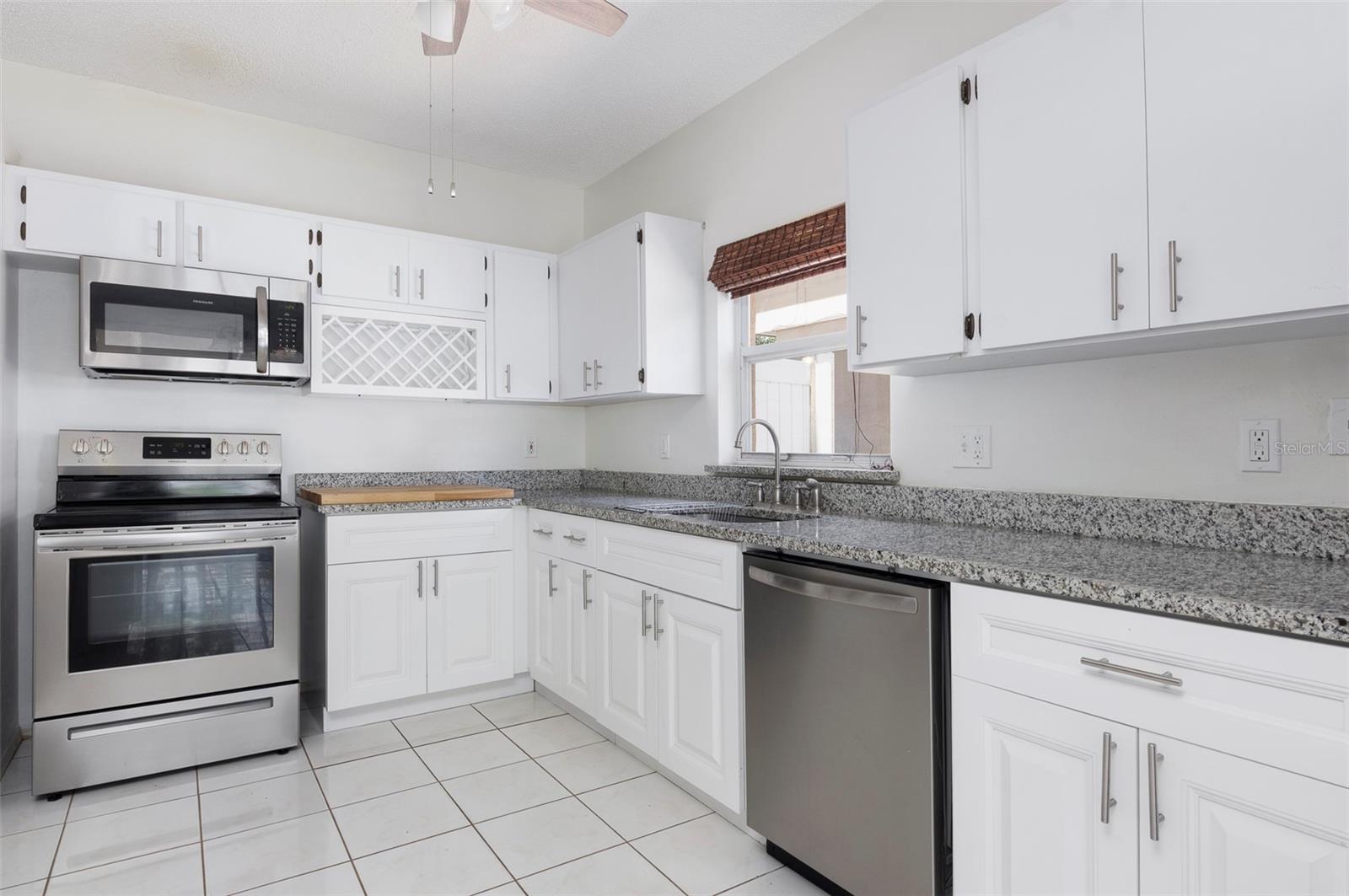 LE CLARE SHORES - Residential Lease