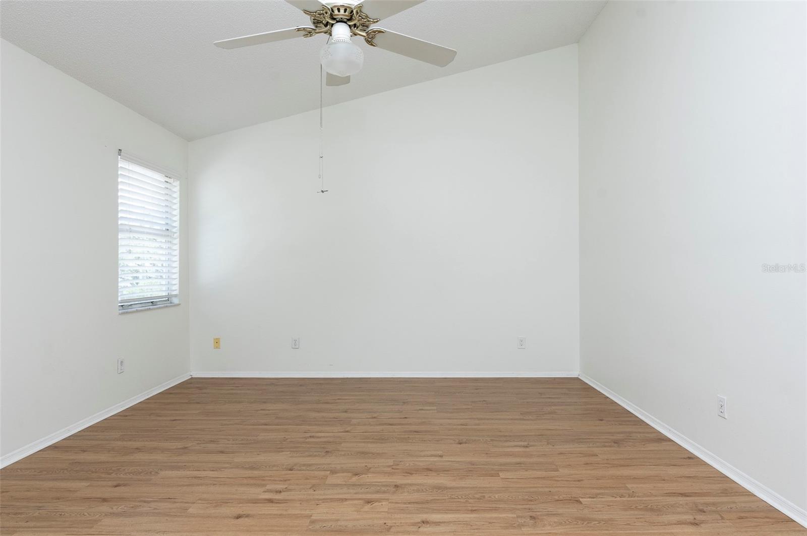 LE CLARE SHORES - Residential Lease