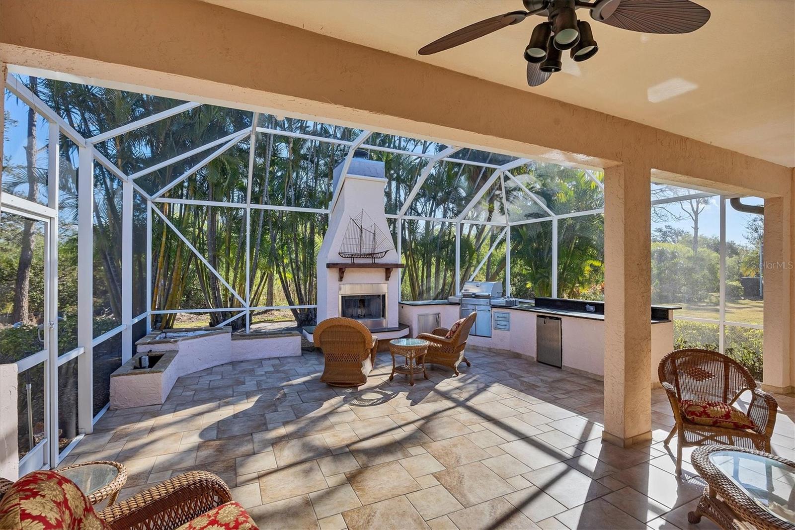 PELICAN POINTE GOLF & COUNTRY CLUB - Residential