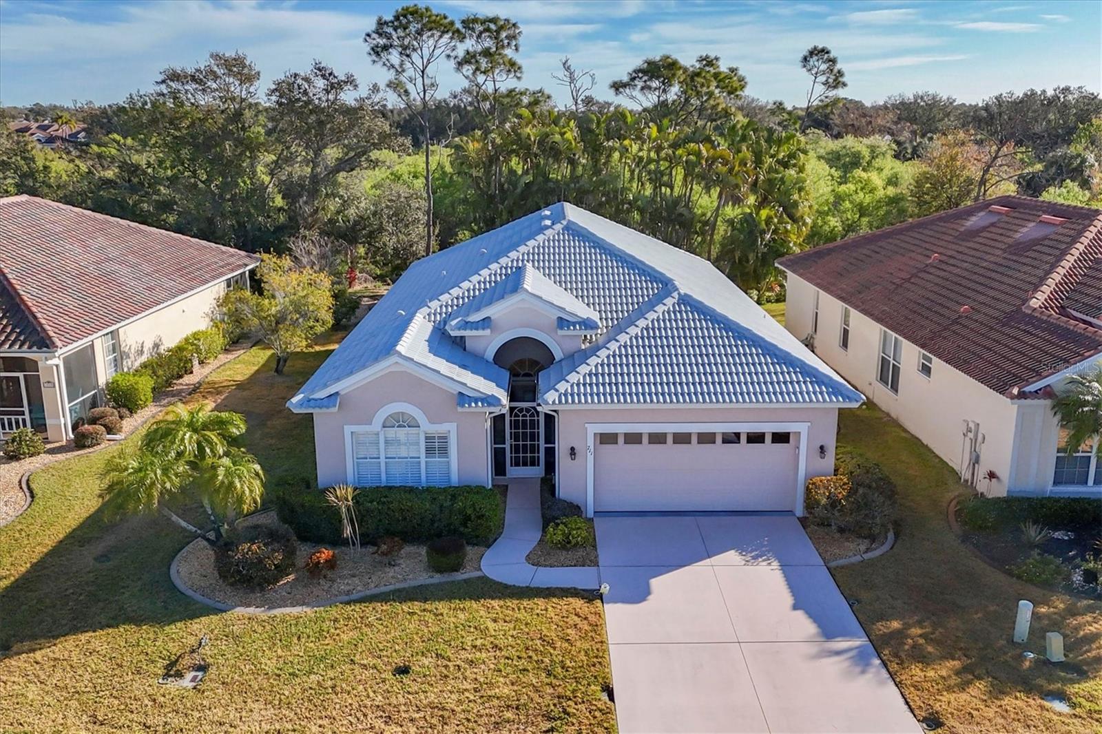 PELICAN POINTE GOLF & COUNTRY CLUB - Residential