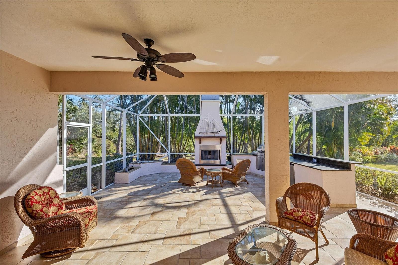 PELICAN POINTE GOLF & COUNTRY CLUB - Residential