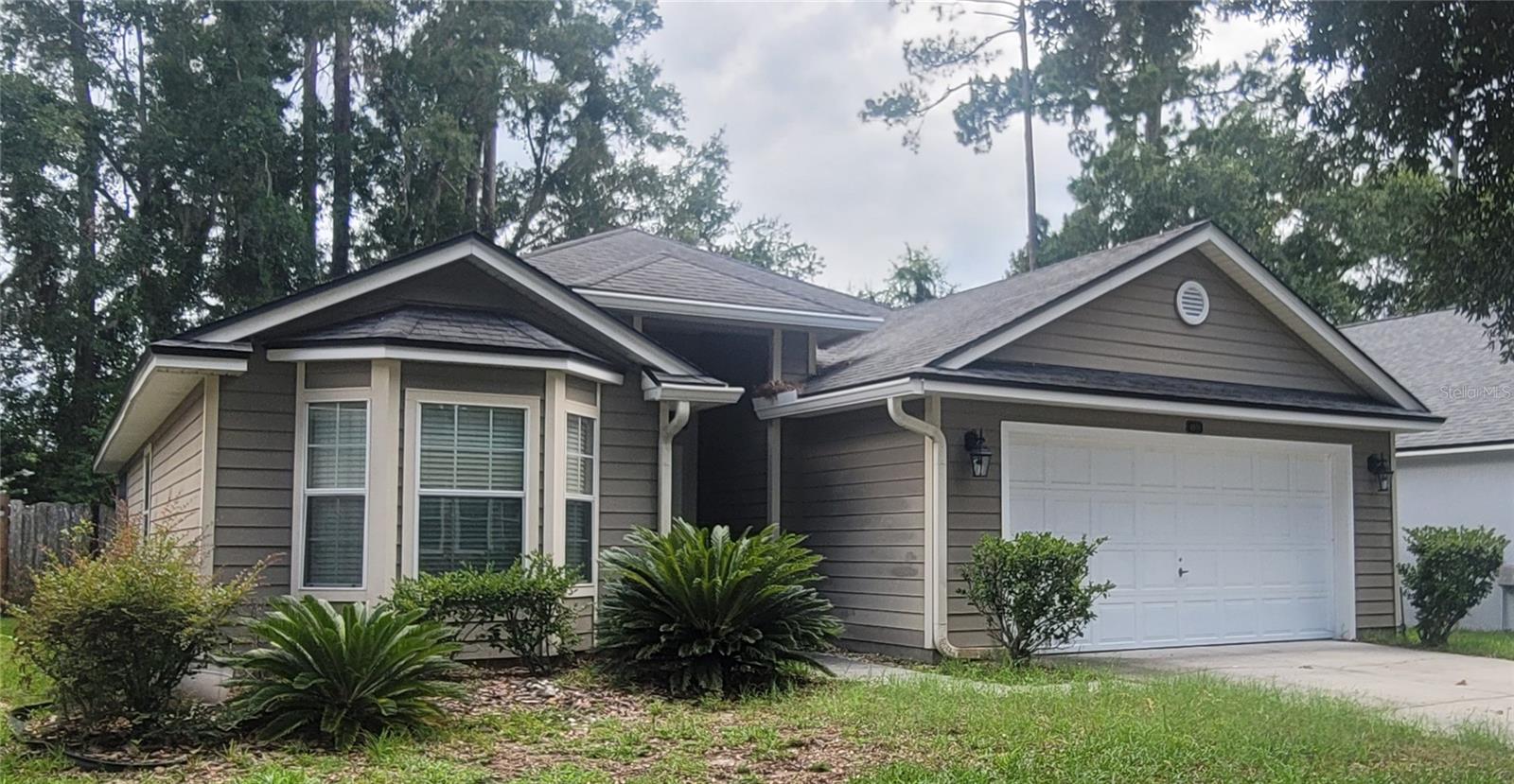 Beautiful 3-bedroom, 2-bathroom home located in a desirable NW Gainesville Neighborhood. This move in ready, well-maintained residence offers a spacious and functional floor plan with beautiful real hardwood flooring throughout the main living areas and bedrooms.

The large eat-in kitchen is designed for both everyday living and entertaining, featuring a gas range, stainless steel appliances, granite countertops, and ample cabinet space. Matching granite countertops can also be found in both bathrooms, adding a cohesive and updated feel throughout the home.

The open living area features vaulted ceilings and ceiling fan, creating a spacious and comfortable atmosphere. The primary bedroom offers a relaxing retreat with a private en-suite bathroom featuring dual vanities, a soaking tub, separate shower, and a walk-in closet. On the other hall, are two additional bedrooms, a second full bathroom, and a convenient laundry closet equipped with a washer and dryer, which convey with the property.

Step outside to enjoy the screened-in back porch, an ideal space for relaxing, enjoying your morning coffee, or entertaining guests. With its desirable Northwest Gainesville location, spacious layout, hardwood flooring, vaulted ceilings, split-bedroom design, and thoughtful features throughout, this home offers comfort and functionality in a welcoming setting. Residents enjoy access to a community pool and playground. Conveniently located near shopping plazas, restaurants, schools, and everyday amenities. Schedule your showing today!

*All room dimensions are approximate and should be independently verified by the buyer*