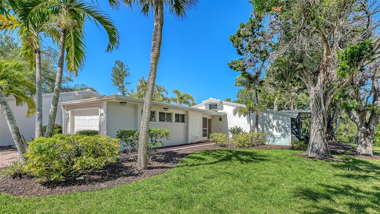 WHISPERING SANDS - Residential