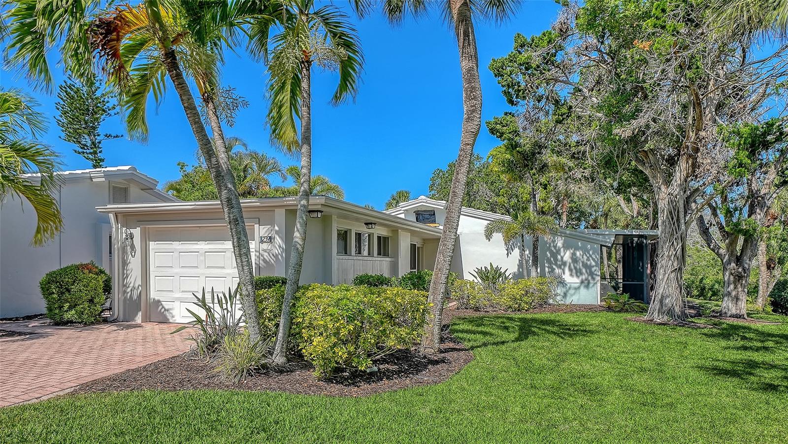 WHISPERING SANDS - Residential
