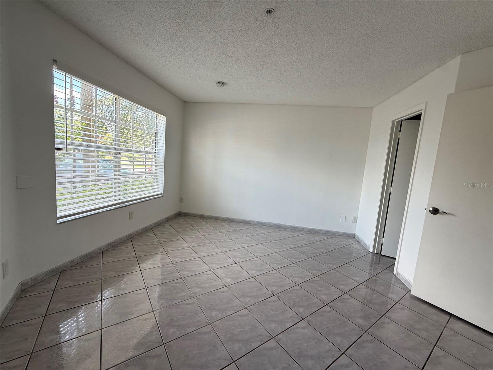 OASIS CONDO PH 01 - Residential Lease