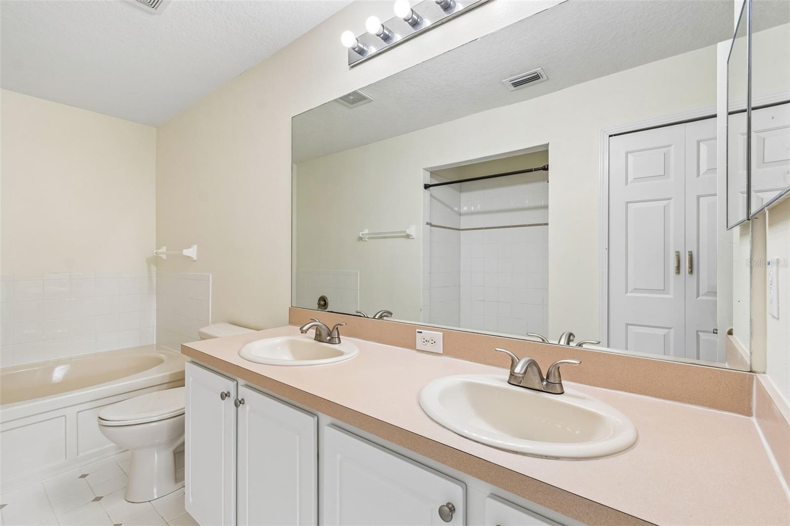 NASSAU POINTE TOWNHOMES AT HERITAGE ISLE - Residential