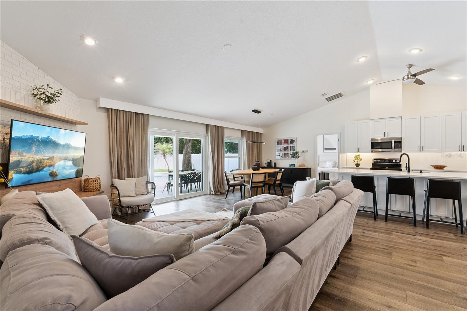 HIDDEN OAKS - Residential