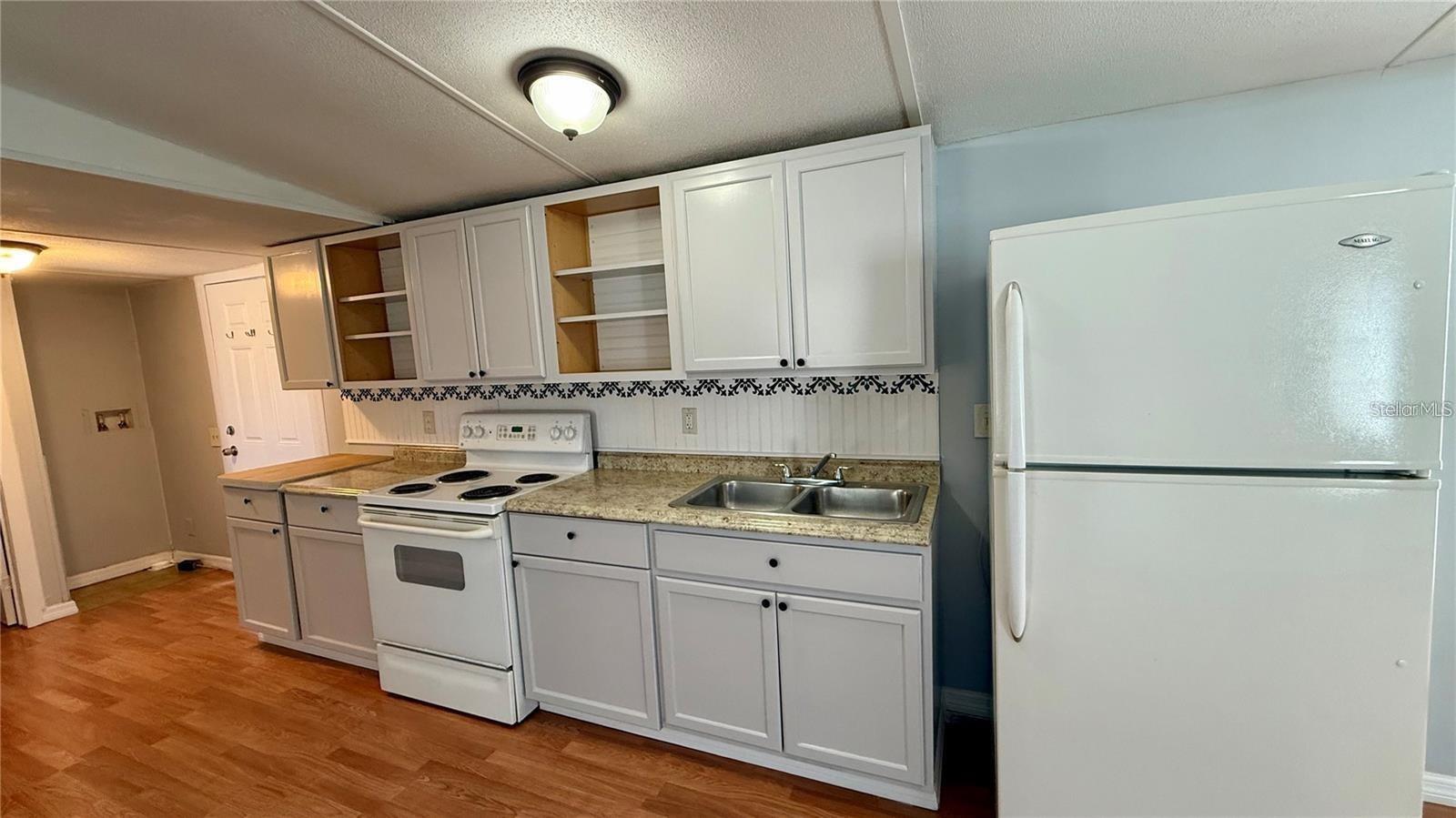 ELLISON PARK SUB - Residential Lease