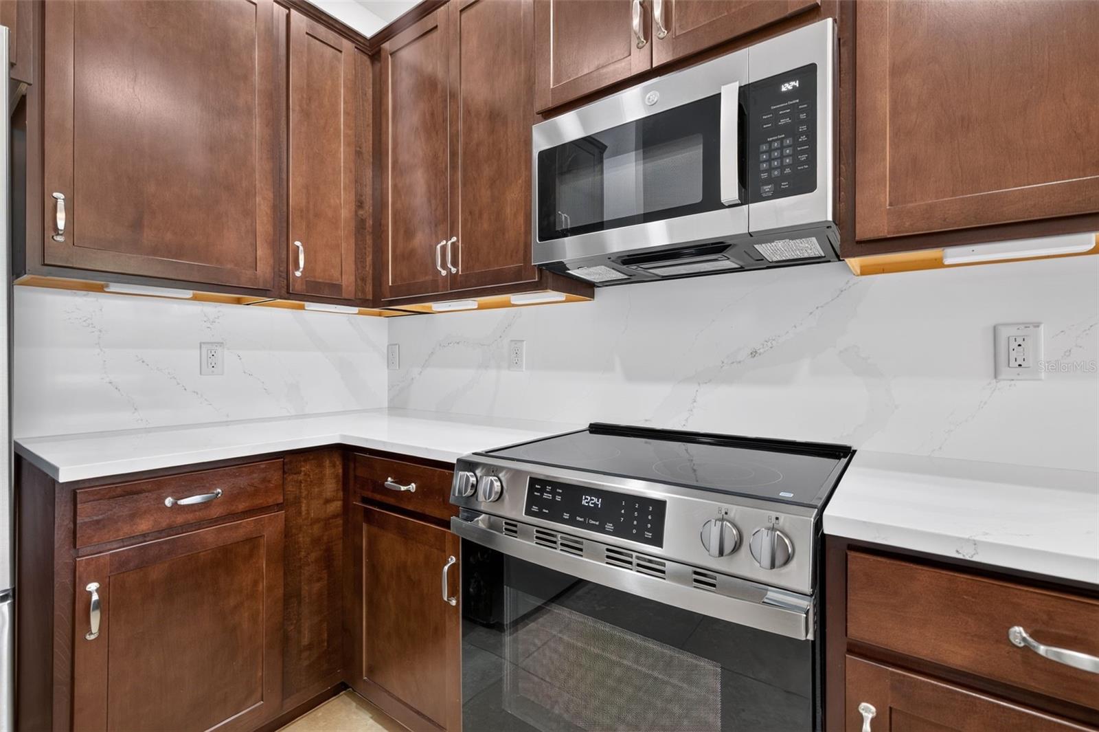 COLONNADE - Residential Lease