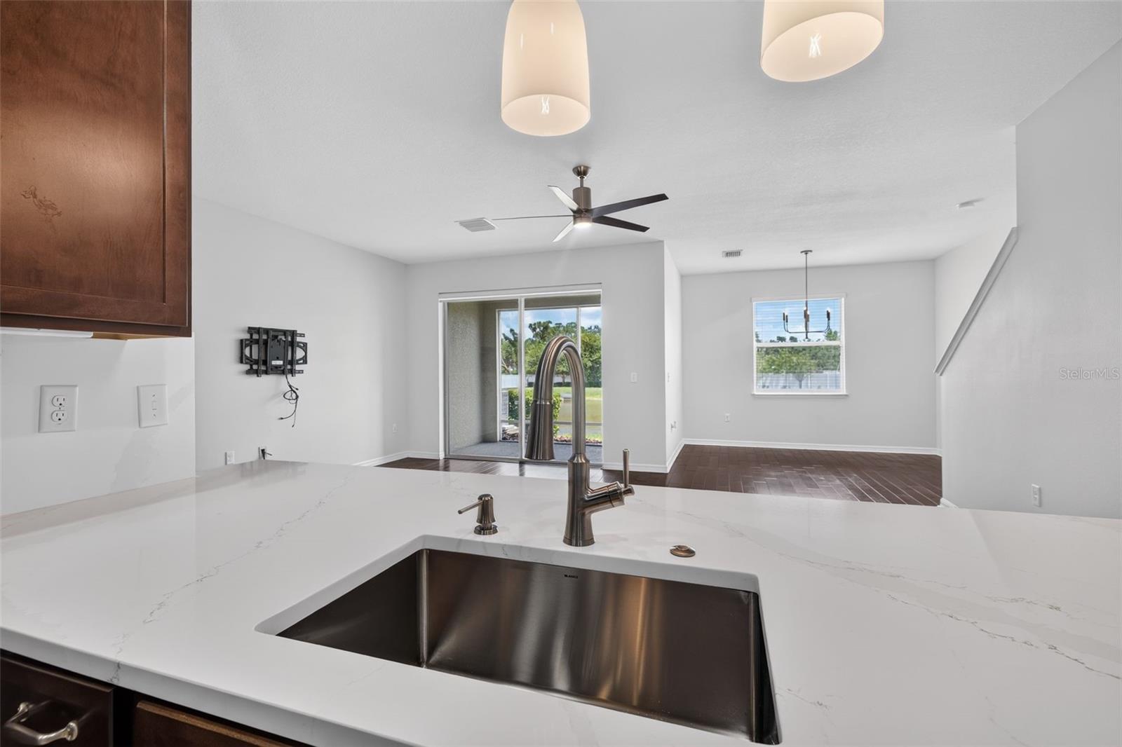 COLONNADE - Residential Lease