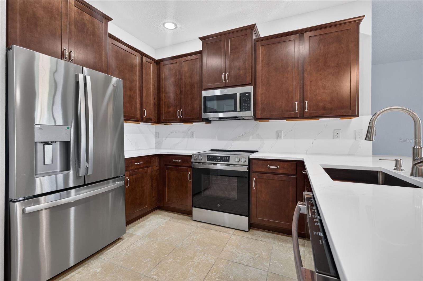 COLONNADE - Residential Lease