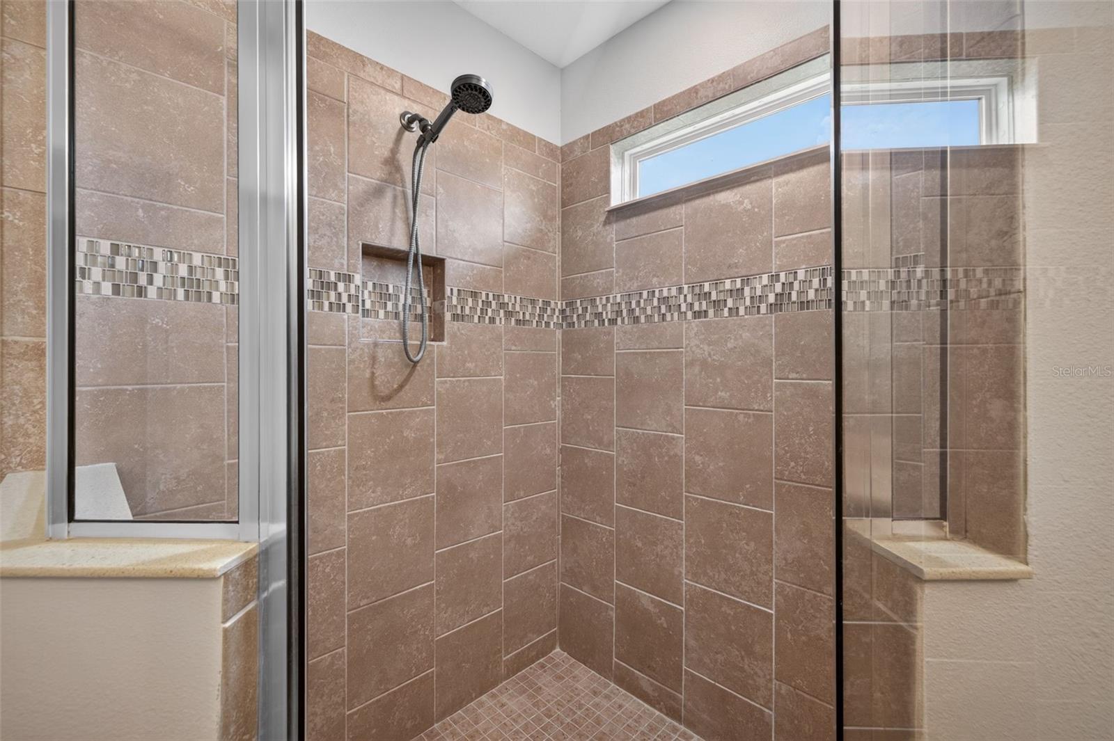 COLONNADE - Residential Lease