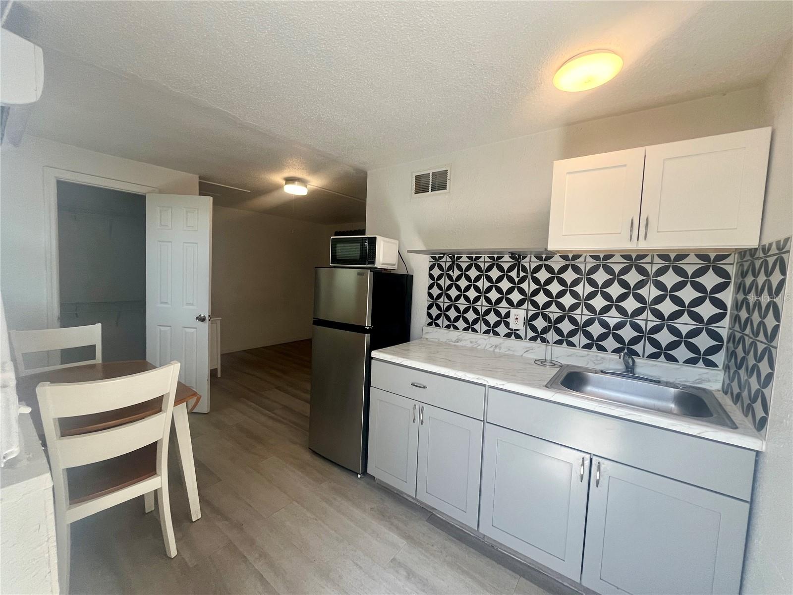 TAHITIAN HOMES - Residential Lease