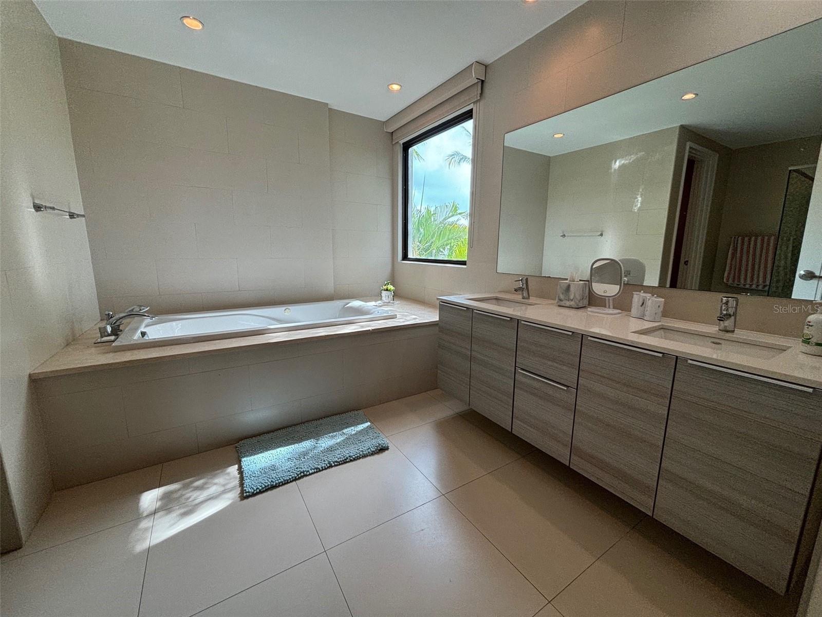 LAS VENTANAS II CONDOMINIUM - Residential