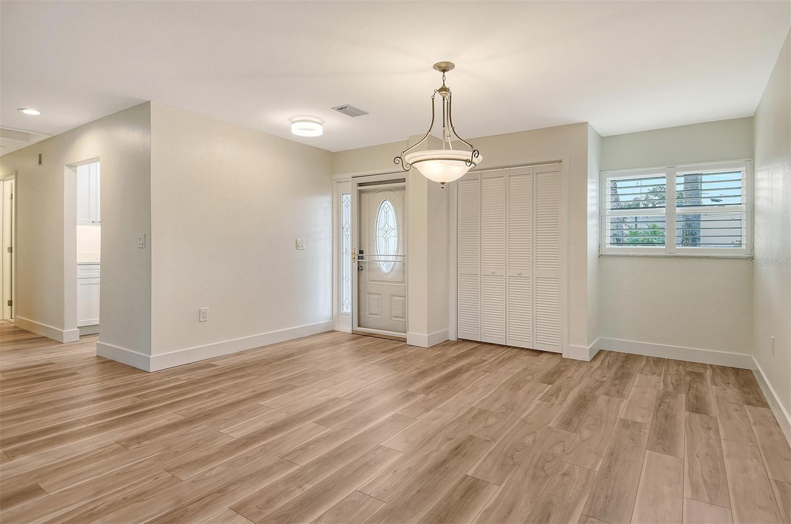 WHISPERING SANDS - Residential