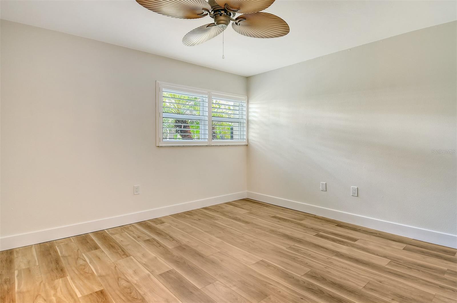 WHISPERING SANDS - Residential