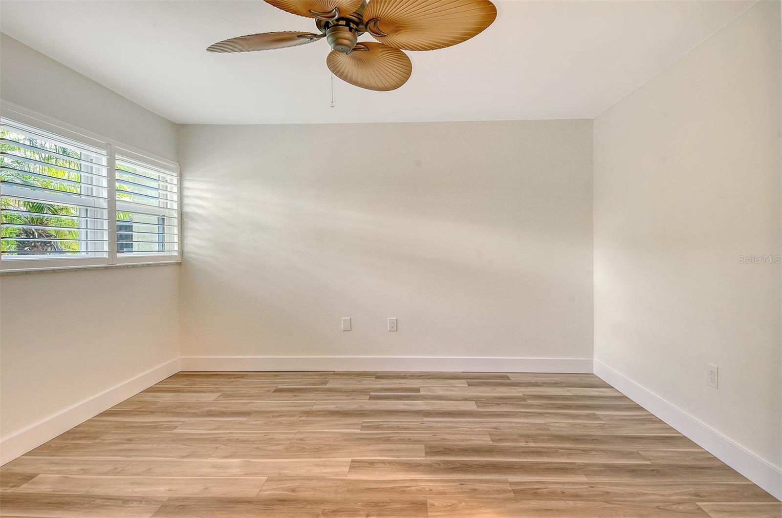 WHISPERING SANDS - Residential