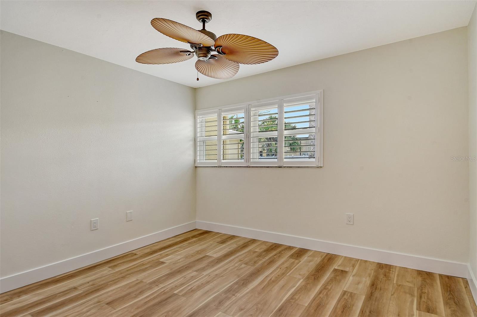 WHISPERING SANDS - Residential