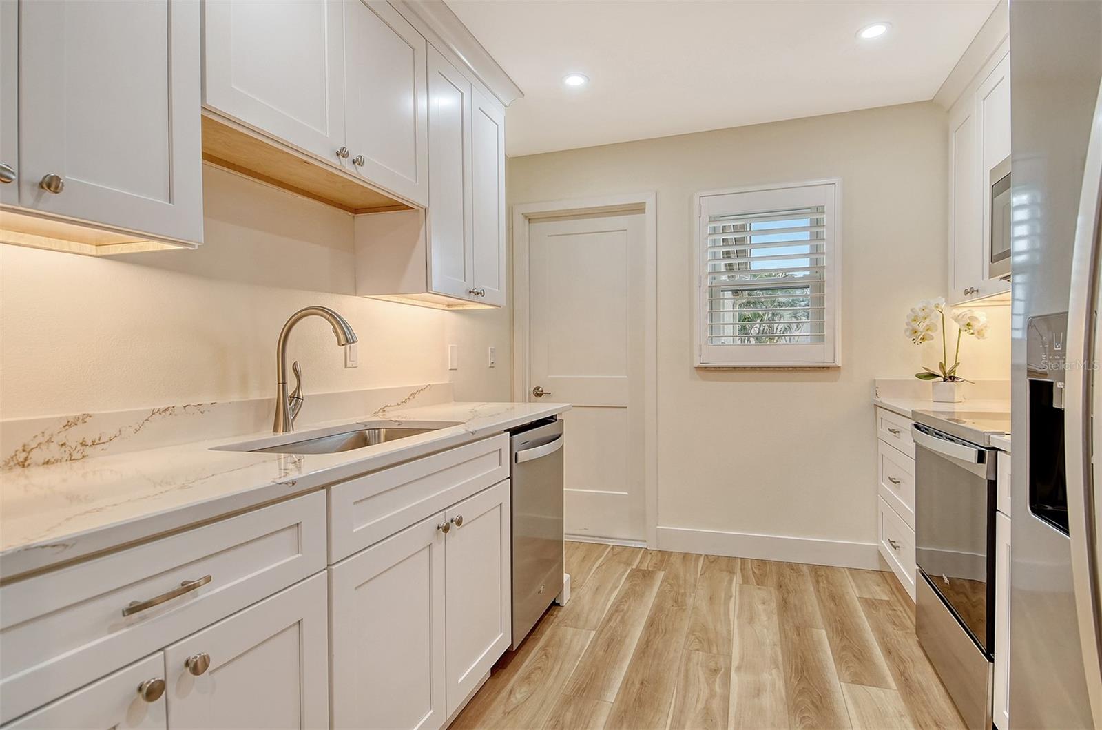 WHISPERING SANDS - Residential