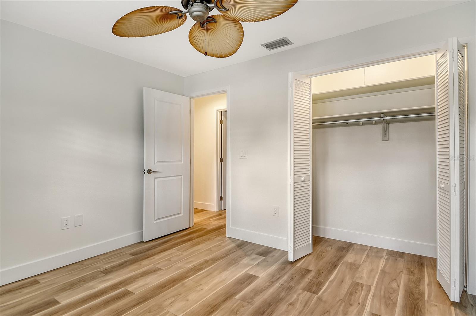 WHISPERING SANDS - Residential