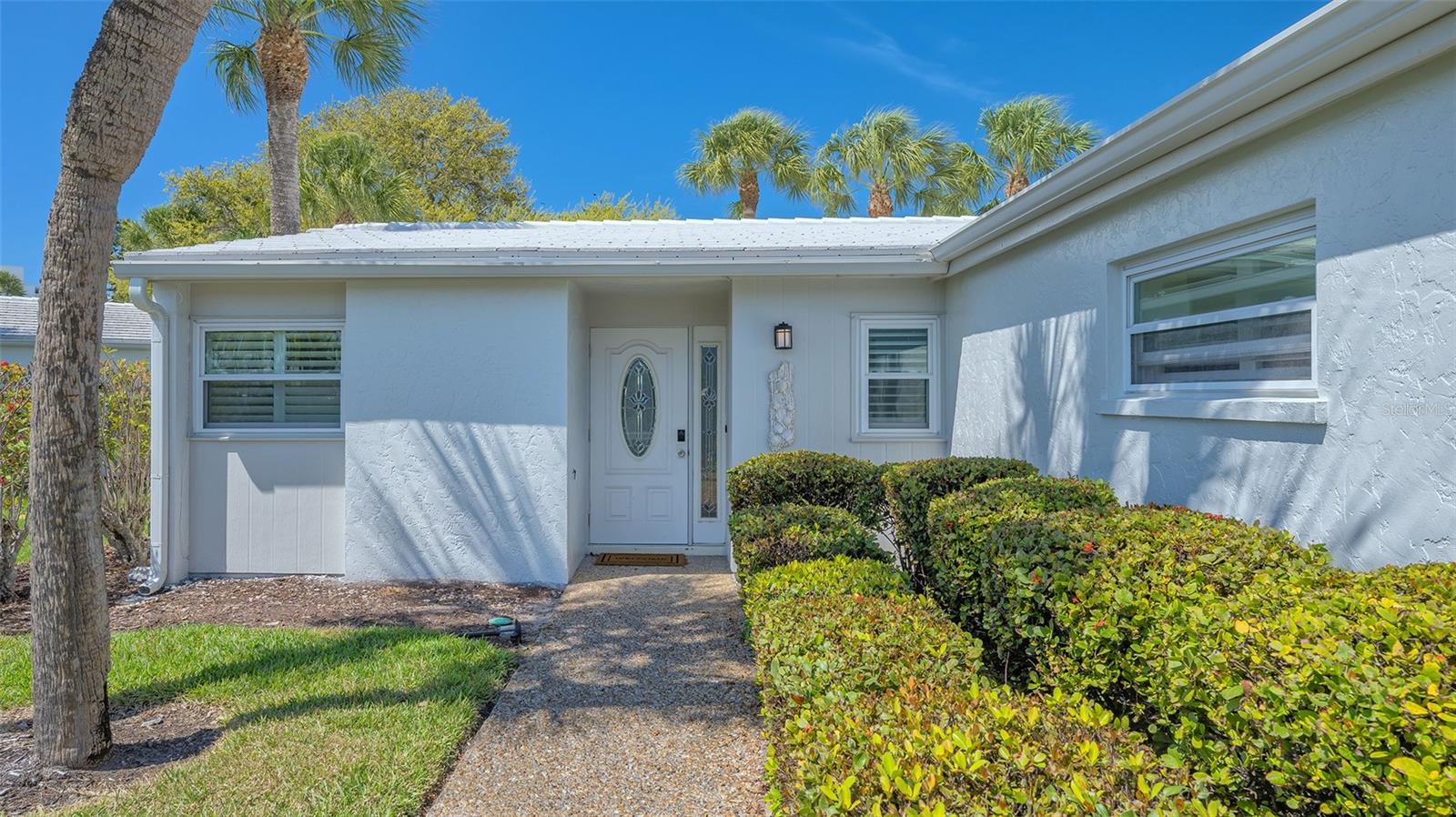 WHISPERING SANDS - Residential