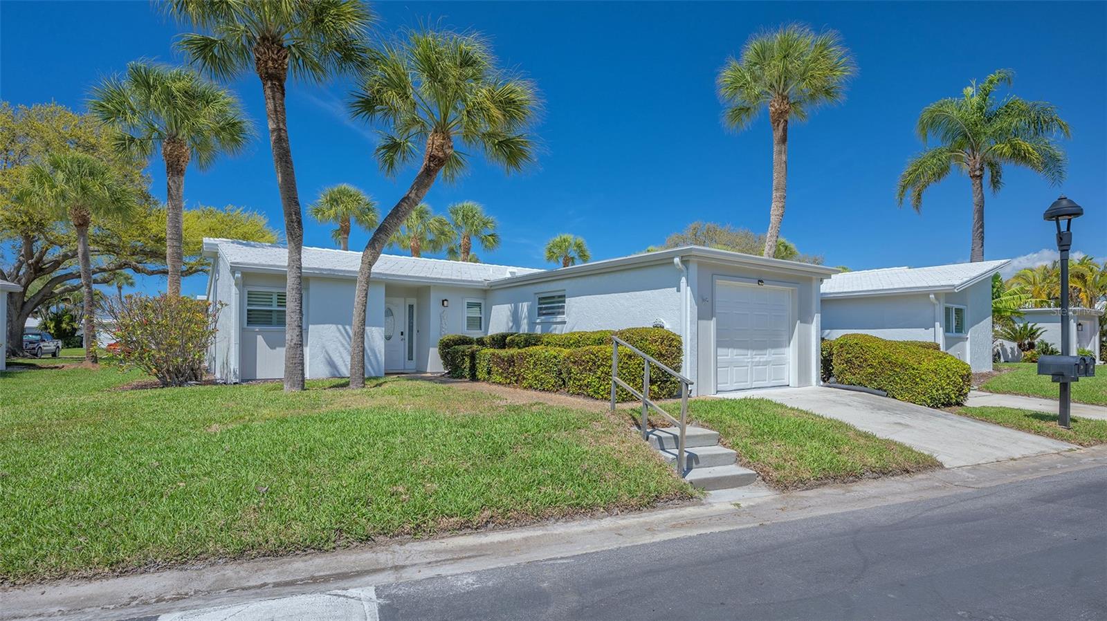 WHISPERING SANDS - Residential