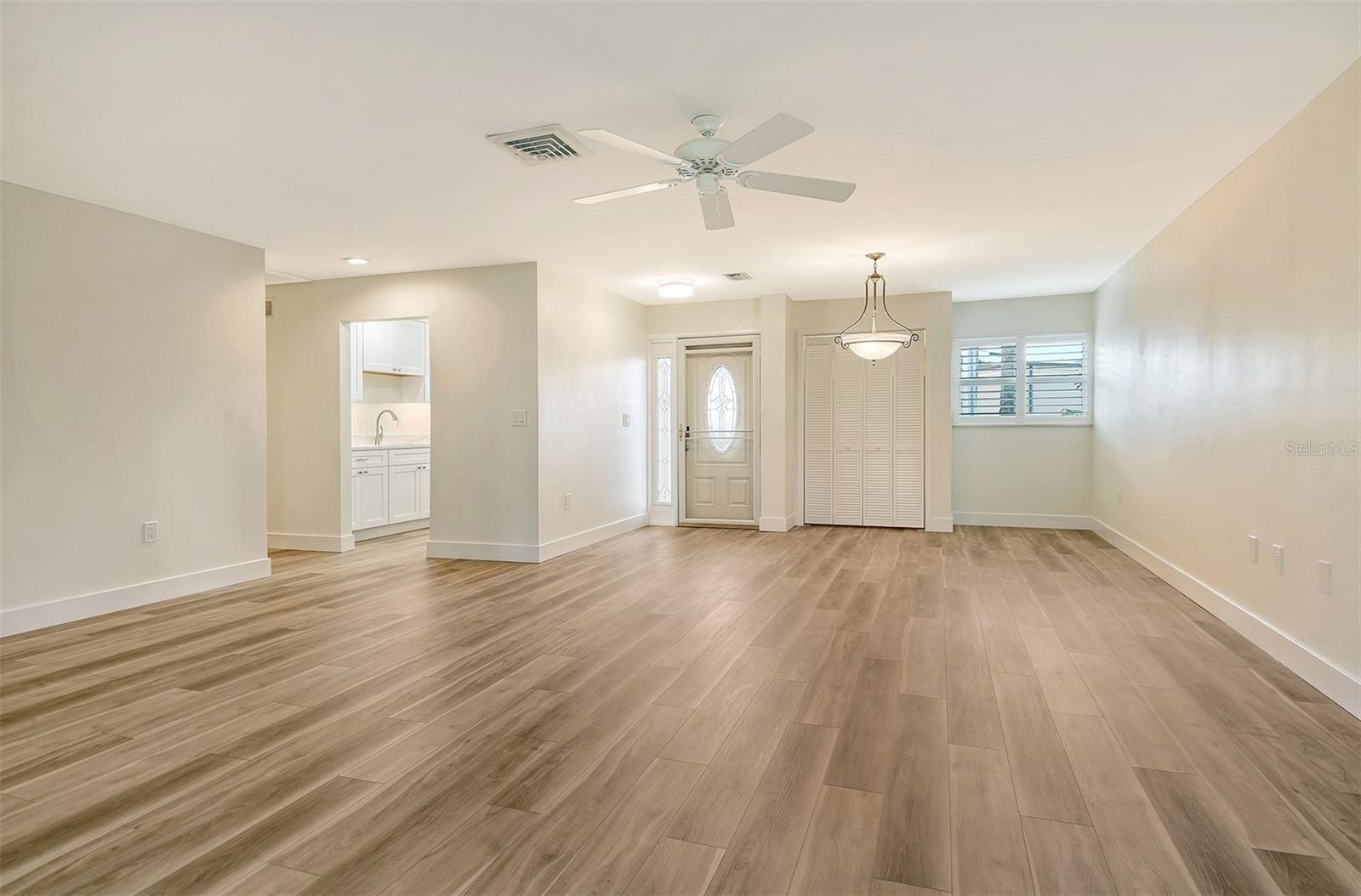 WHISPERING SANDS - Residential