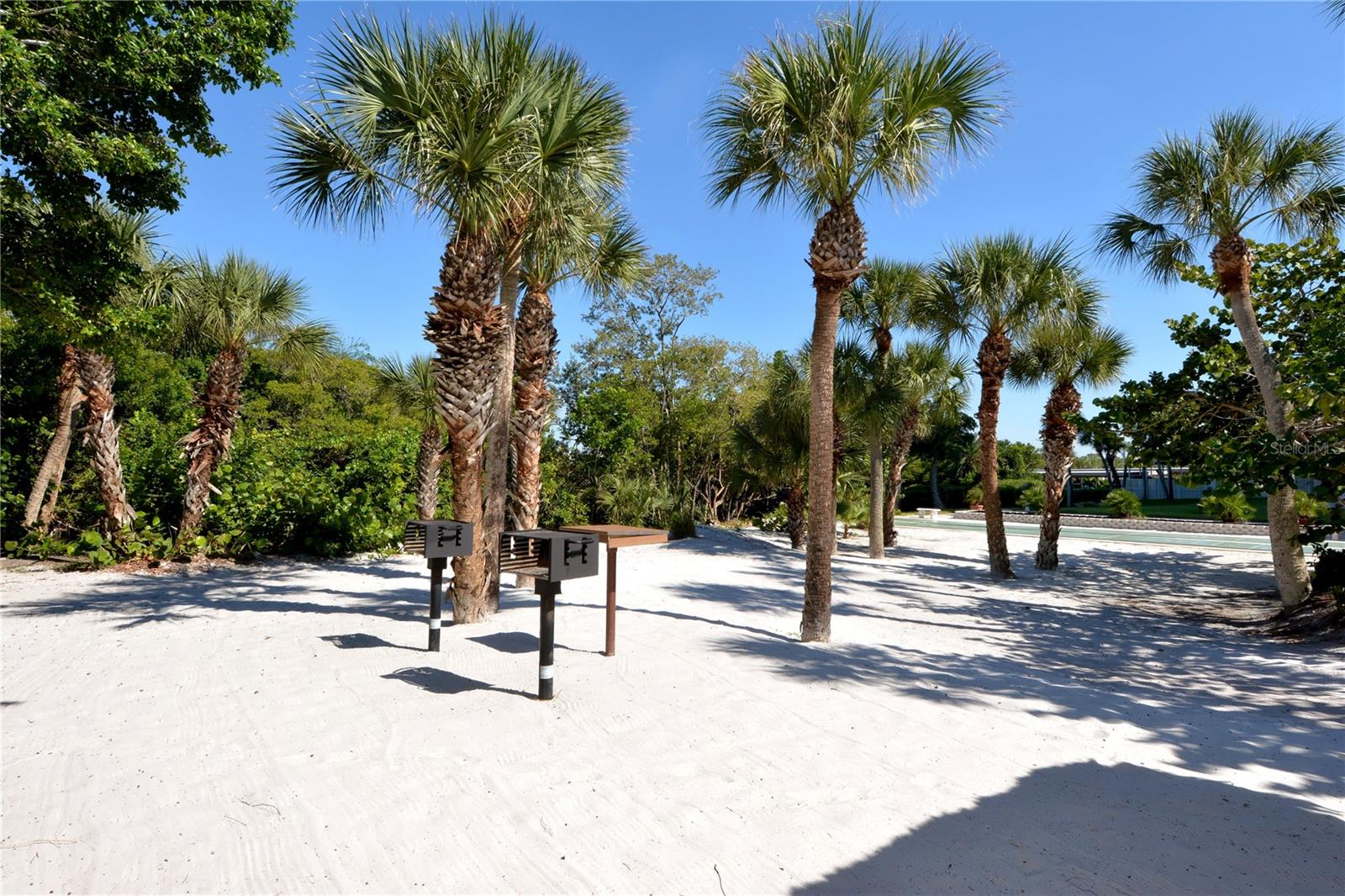 WHISPERING SANDS - Residential