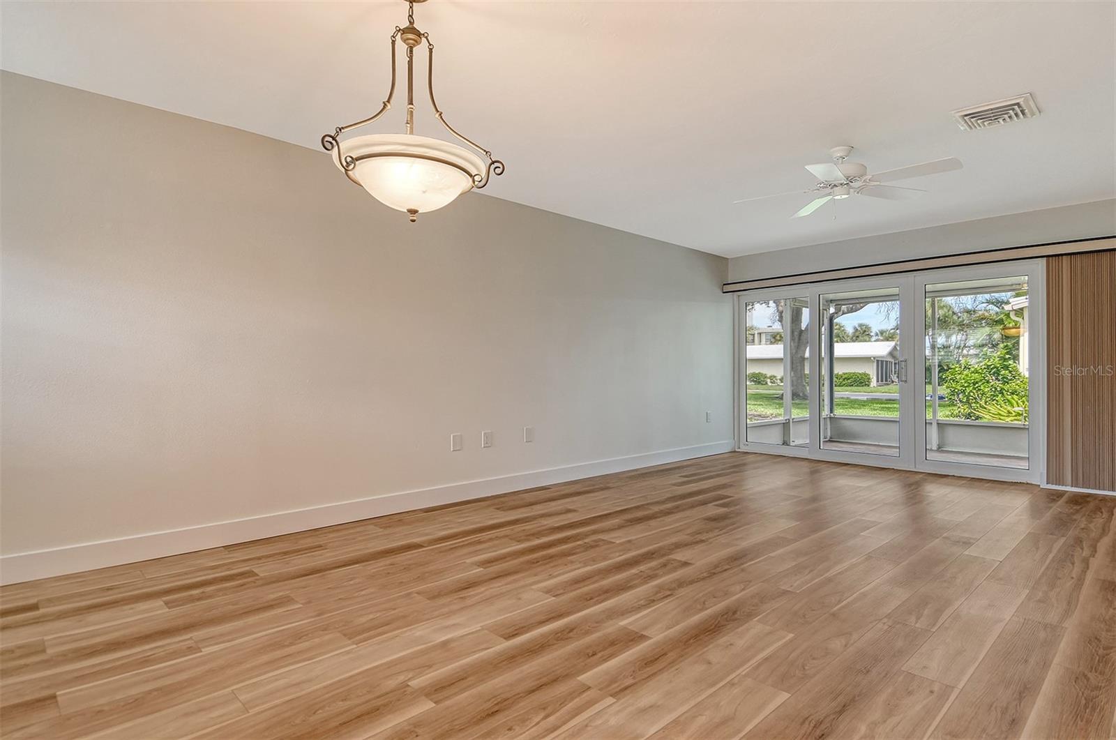 WHISPERING SANDS - Residential