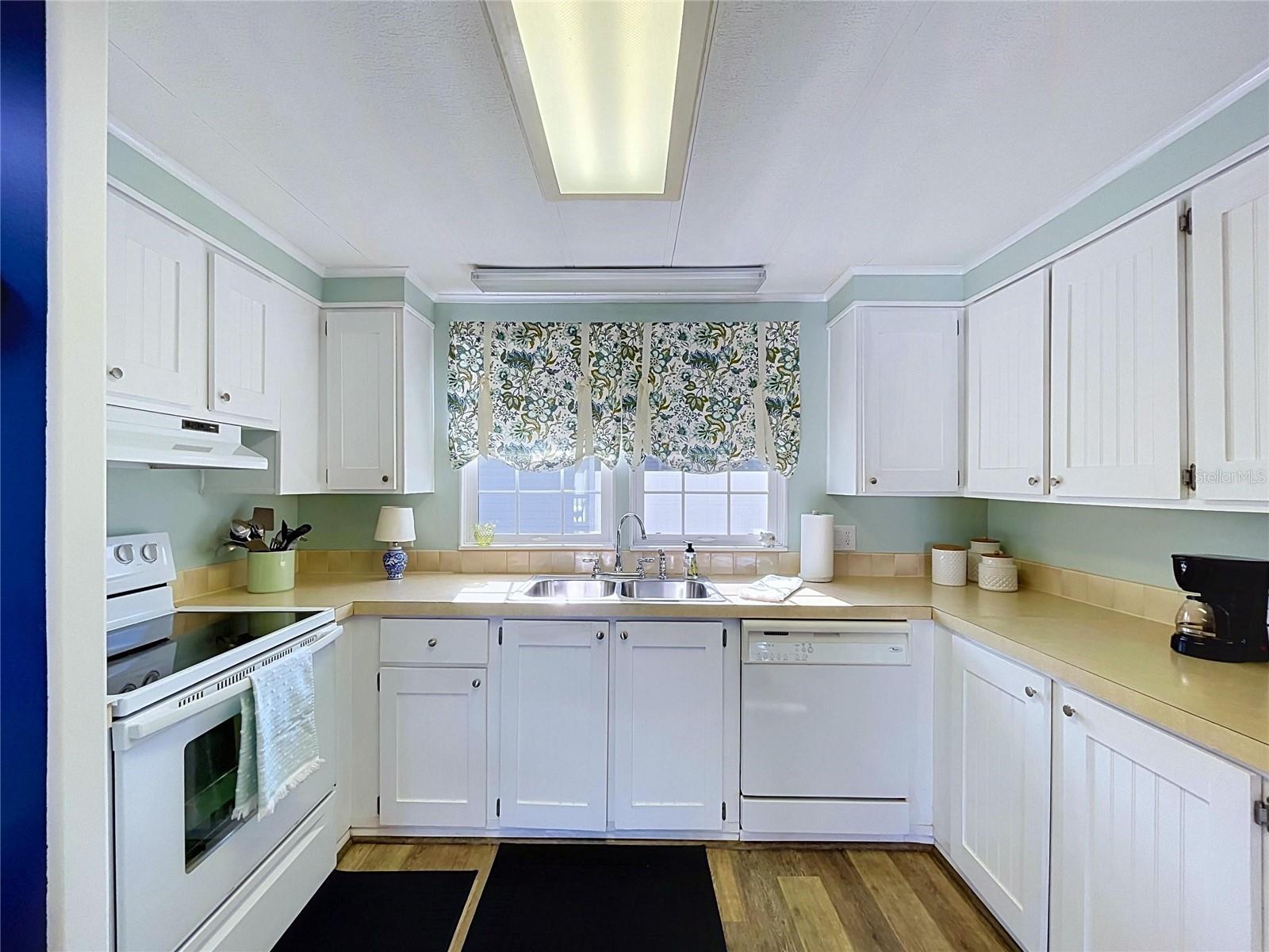 FLORAL LAKES - Residential