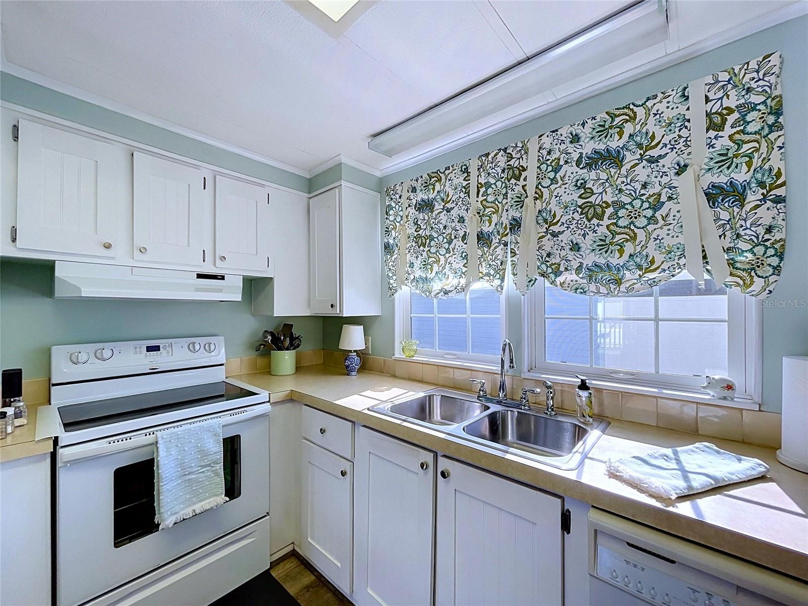 FLORAL LAKES - Residential