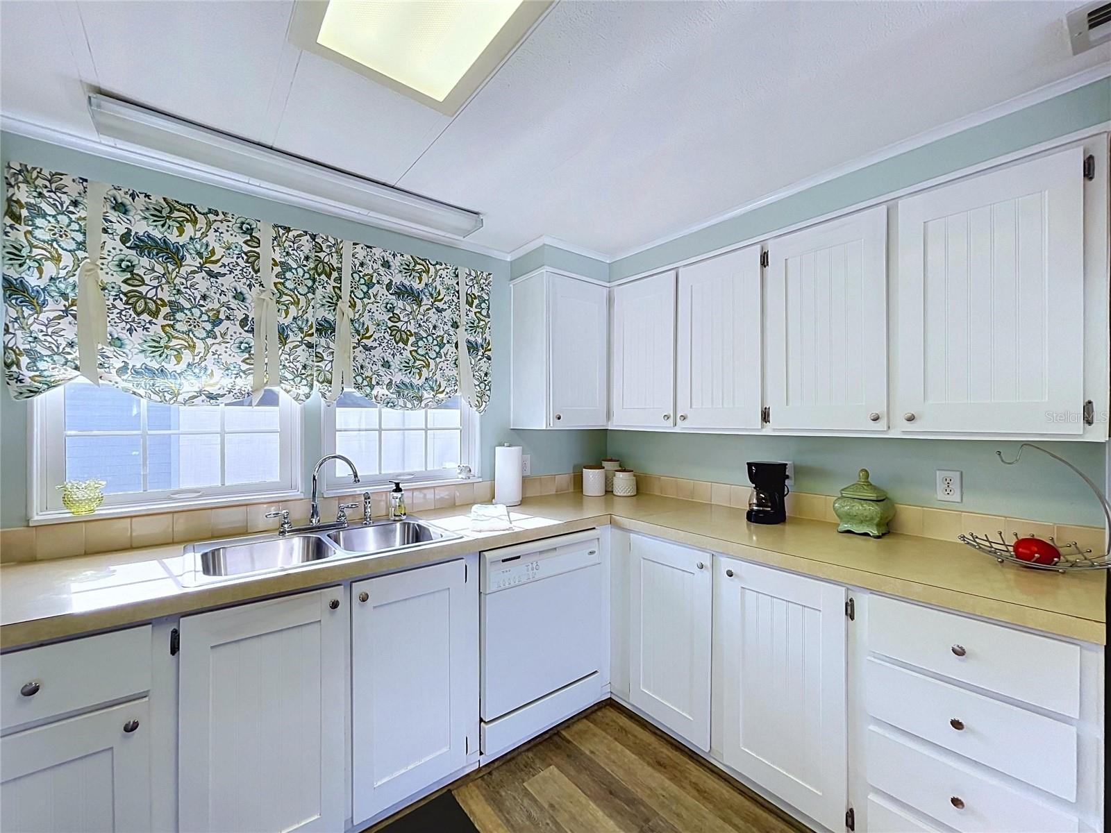FLORAL LAKES - Residential