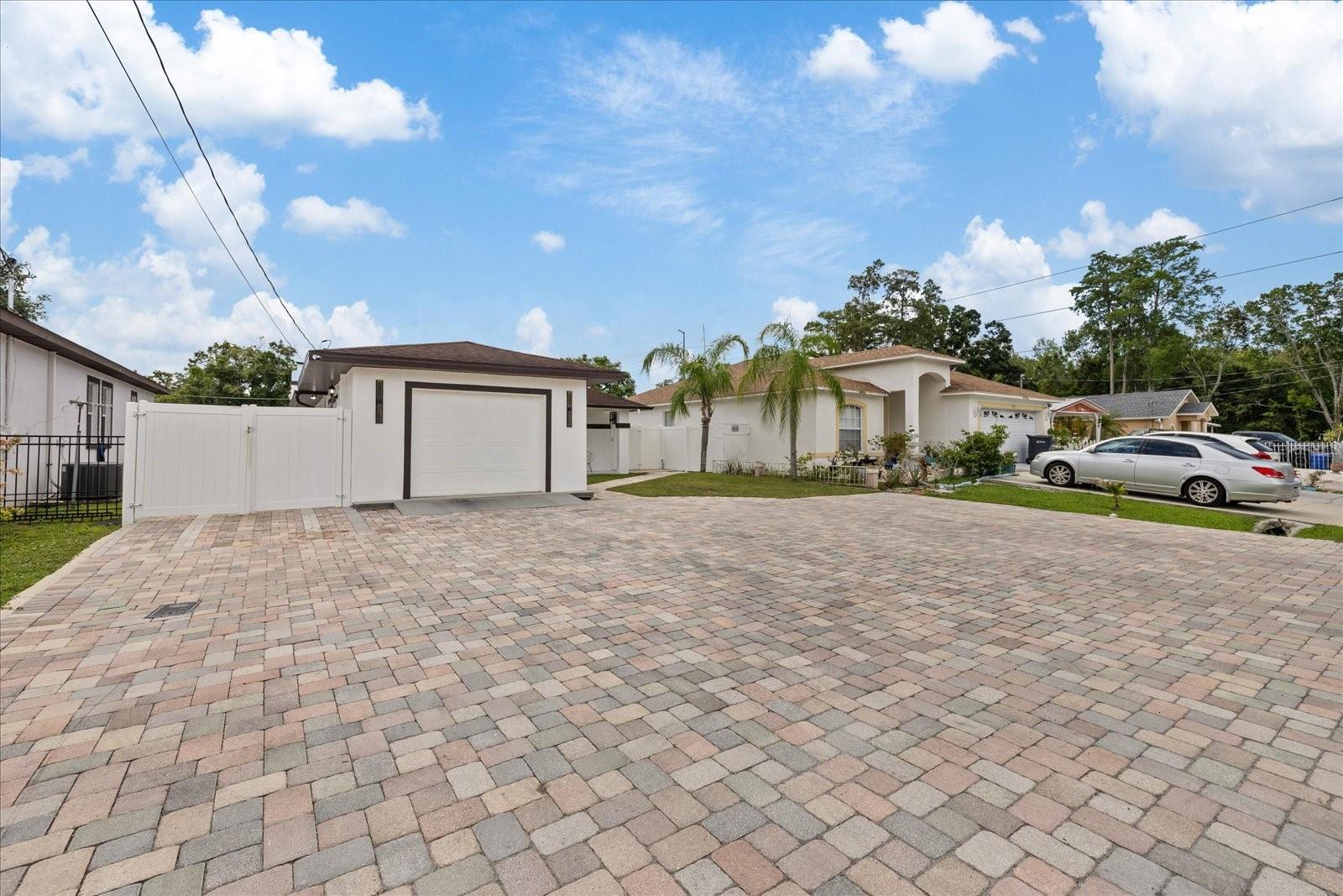 PINECREST VILLA - Residential